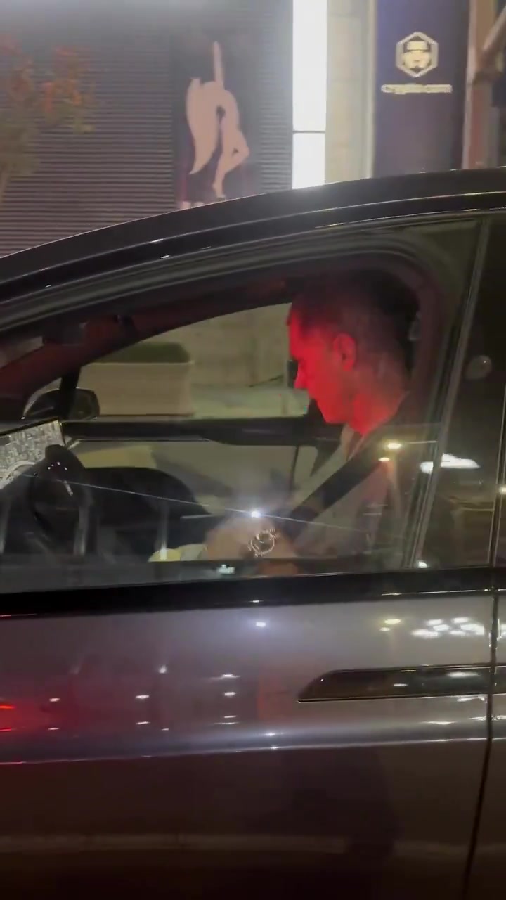 ?佩林卡给球迷签名 球迷高喊：你是湖人的MVP！谢谢哈里森！