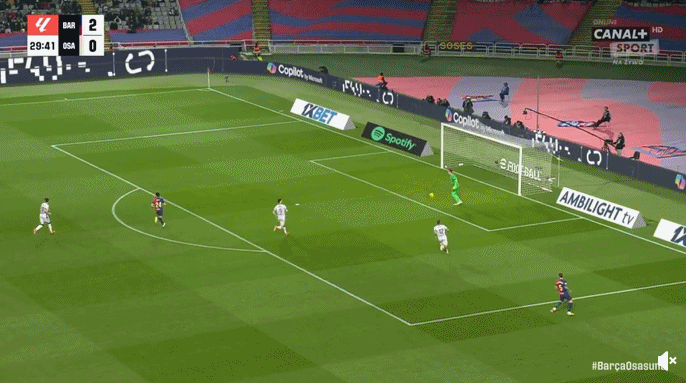 从容！面对禁区内两人上抢，什琴斯尼过人将球摘出