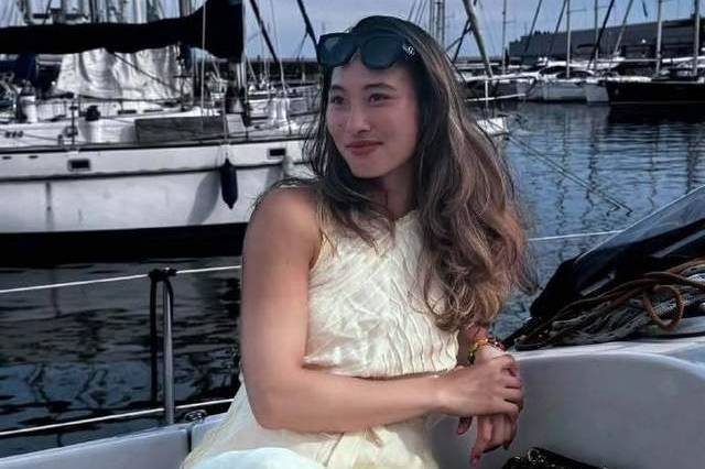 人生赢家!郑钦文乘坐豪华游艇出海散心,一袭黄裙赤脚站船头凭海临风