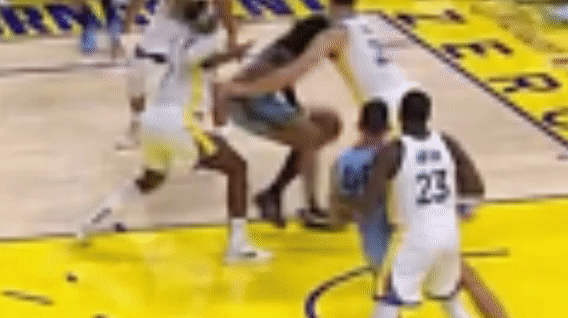 ?希尔德防守莫兰特时左脚有一次明显移动