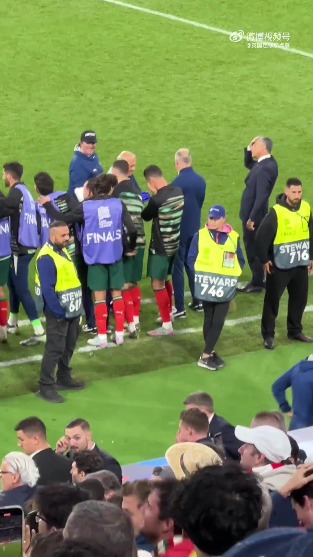 葡萄牙最后一个点球，C罗捂住眼睛，听到欢呼后双膝跪地振臂怒吼